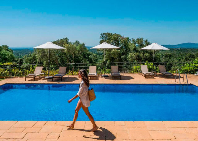 Hoteles rurales con piscina: los 10 mejores de Catalunya para refrescarte rodeado de naturaleza